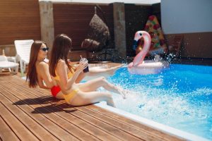 Moda basenowa 2022 - co warto wiedzieć o trendach na tegoroczne lato